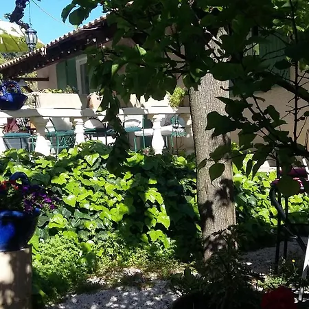A Dans Cadre Exceptionnel De Verdure Entre Montpellier Et Nimes A 1/2h Des Plages Сasa de vacaciones *